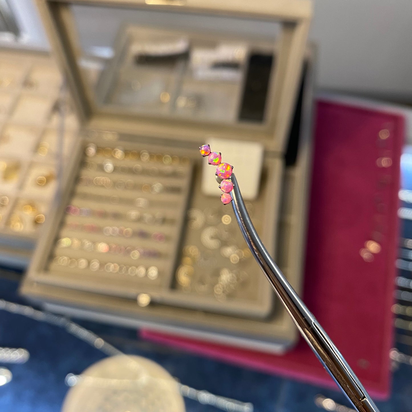 Piercing Iside rosa