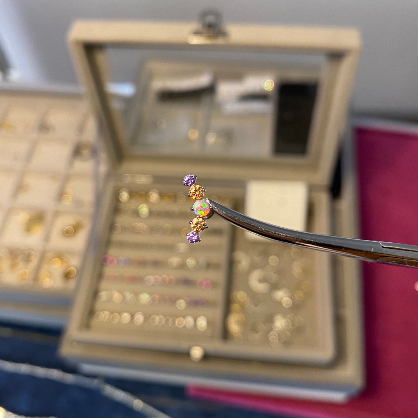 Piercing Iside viola & champagne