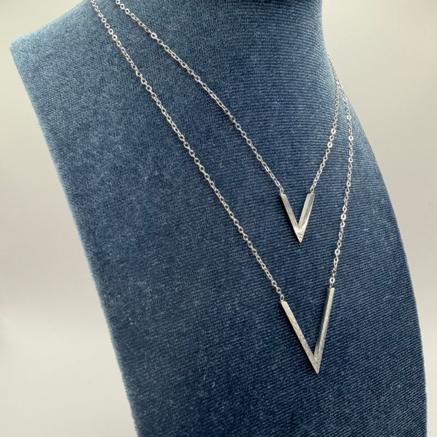 Collana double V