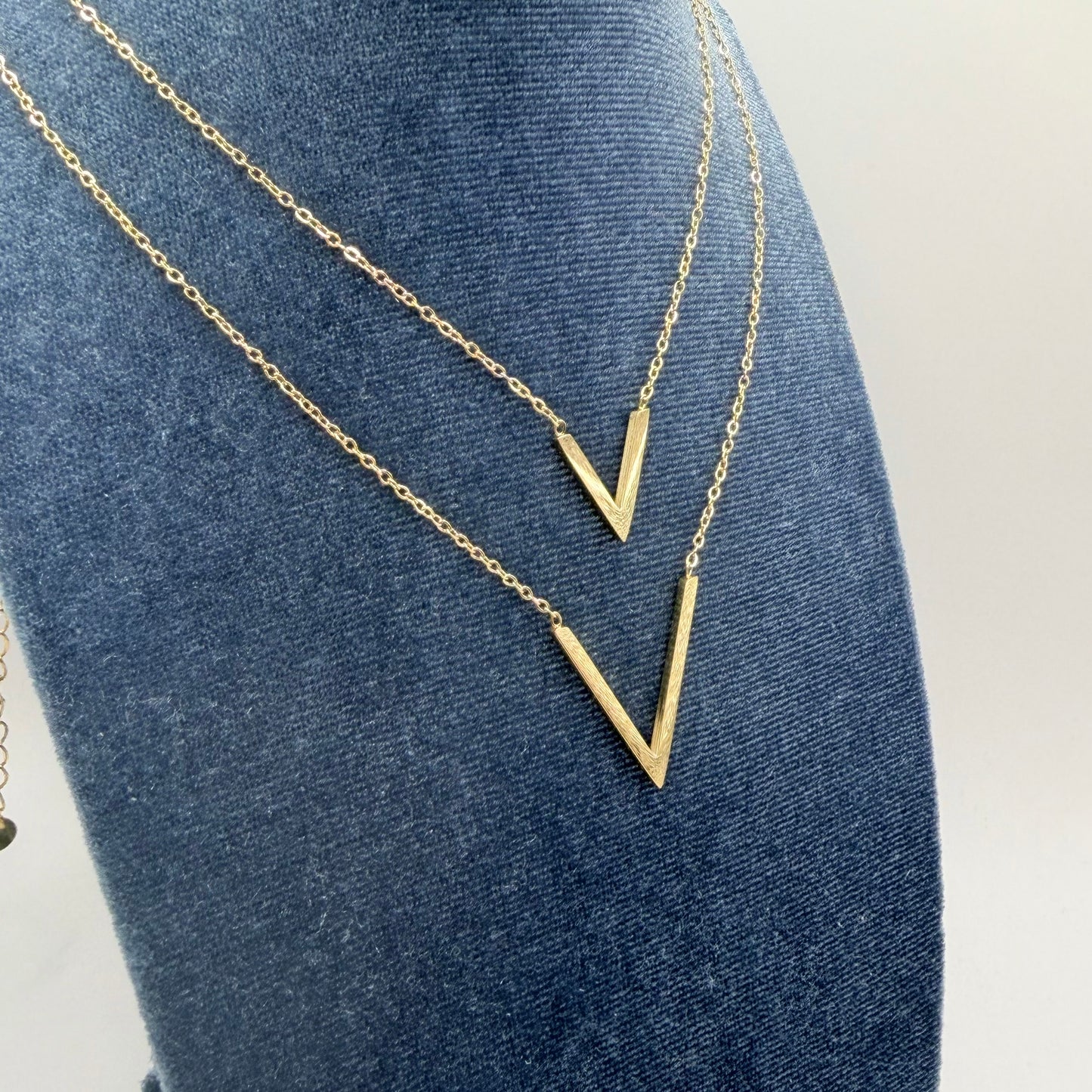 Collana double V