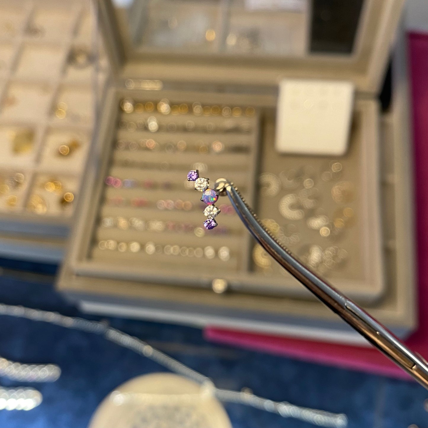 Piercing Iside viola & bianco